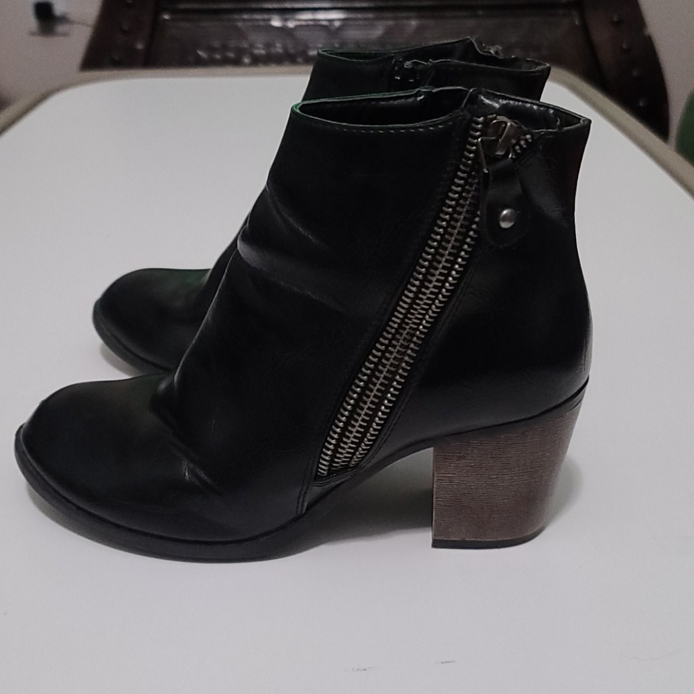Boots - Picture 3 of 8